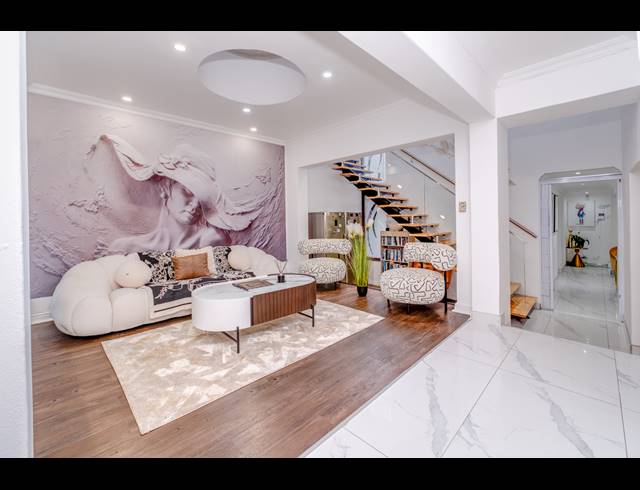 5 BEDROOM HOUSE FOR SALE IN LONEHILL